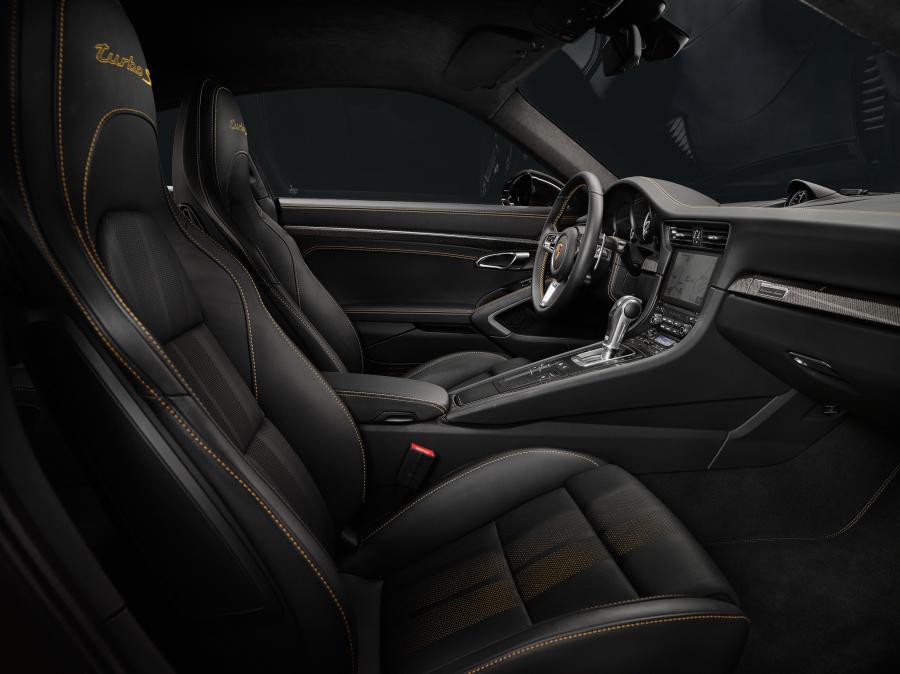 Интерьер Porsche 911 Turbo S Exclusive Series (991) 2017 года  (фото 30 из 70)